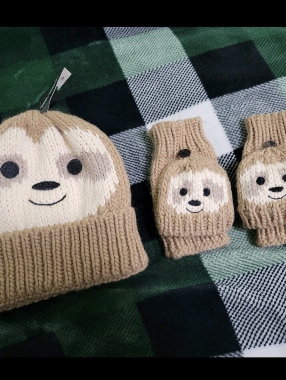 Hot Topic Smiling Sloth Knit Beanie and Sloth Face Crocheted Glomitts - New